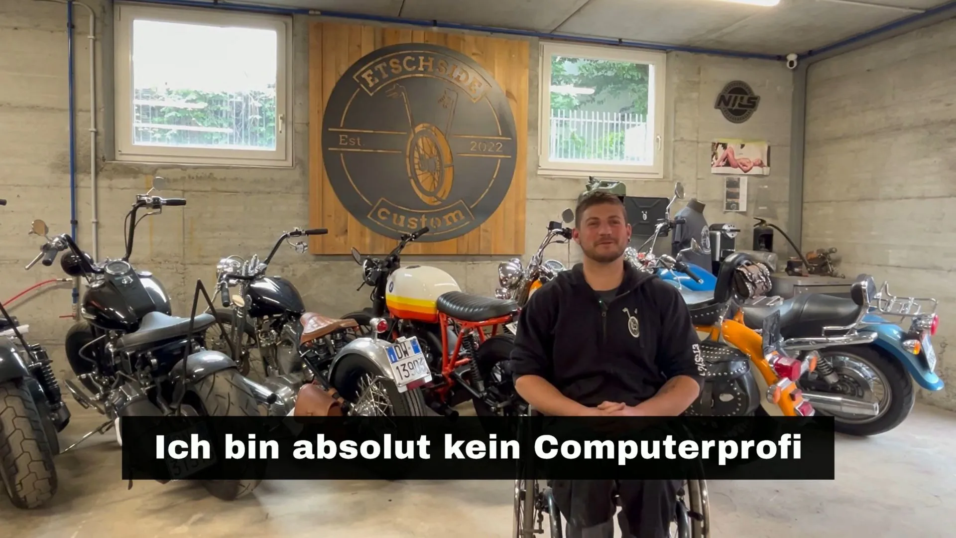 Mechaniker im Rollstuhl vor Custom-Motorrädern in seiner Werkstatt: „Ich bin absolut kein Computerprofi“